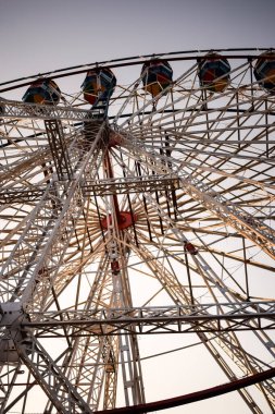 Delhi, Hindistan 'da Dussehra Mela sırasında çok renkli Dev Tekerlek' in yakın çekimi. Dev tekerlek salıncağının alt görüntüsü. Gündüz vakti renkli kamaralı dönme dolap.
