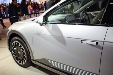 Noida, Uttar Pradesh, Hindistan, 28 Kasım 2023 - Otomobil Fuarı 2023 'te sergilenen tamamen otonom elektrik, dizel ve benzin otomobili. Otomobil geleceği için tasarlanmış yaratıcı bir araba.
