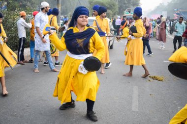 Delhi, Hindistan, 2 Ekim 2023 - Doğu Delhi bölgesinde Guru Nanak Dev, Nagar Kirtan 'ın doğum günü dolayısıyla geleneksel Nagar Kirtan, geleneksel Nagar geçit töreninde Sihler gatka ve dövüş sanatları sergiliyor