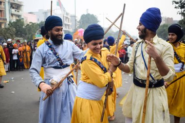 Delhi, Hindistan, 2 Ekim 2023 - Doğu Delhi bölgesinde Guru Nanak Dev, Nagar Kirtan 'ın doğum günü dolayısıyla geleneksel Nagar Kirtan, geleneksel Nagar geçit töreninde Sihler gatka ve dövüş sanatları sergiliyor