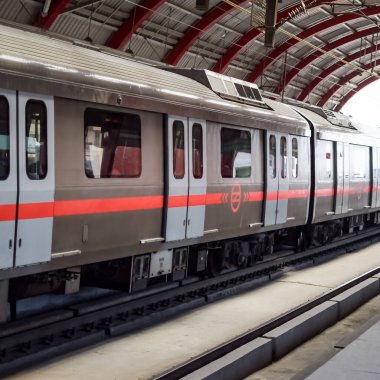 Yeni Delhi Hindistan - 09 Ekim 2023 - Delhi Metro treni Yeni Delhi, Hindistan, Asya 'daki Jhandewalan metro istasyonuna varıyor.