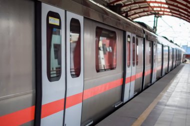 Yeni Delhi Hindistan - 09 Ekim 2023 - Delhi Metro treni Yeni Delhi, Hindistan, Asya 'daki Jhandewalan metro istasyonuna varıyor.