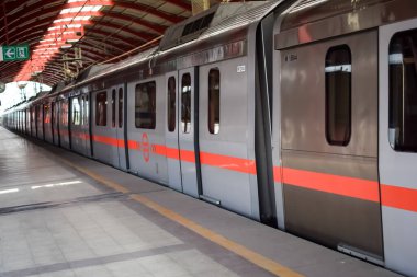 Yeni Delhi Hindistan - 09 Ekim 2023 - Delhi Metro treni Yeni Delhi, Hindistan, Asya 'daki Jhandewalan metro istasyonuna varıyor.