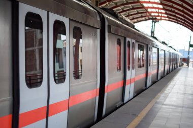 Yeni Delhi Hindistan - 09 Ekim 2023 - Delhi Metro treni Yeni Delhi, Hindistan, Asya 'daki Jhandewalan metro istasyonuna varıyor.