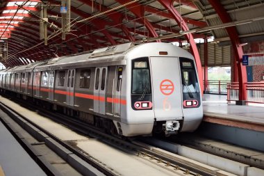 Yeni Delhi Hindistan - 09 Ekim 2023 - Delhi Metro treni Yeni Delhi, Hindistan, Asya 'daki Jhandewalan metro istasyonuna varıyor.