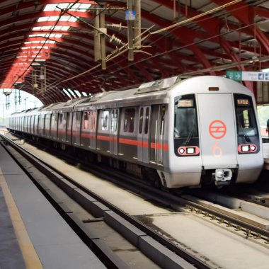 Yeni Delhi Hindistan - 09 Ekim 2023 - Delhi Metro treni Yeni Delhi, Hindistan, Asya 'daki Jhandewalan metro istasyonuna varıyor.