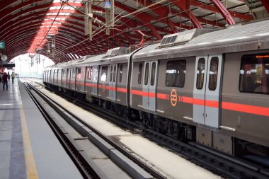 Yeni Delhi Hindistan - 09 Ekim 2023 - Delhi Metro treni Yeni Delhi, Hindistan, Asya 'daki Jhandewalan metro istasyonuna varıyor.