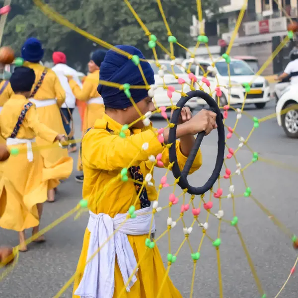 Delhi, Hindistan, 2 Ekim 2023 - Doğu Delhi bölgesinde Guru Nanak Dev, Nagar Kirtan 'ın doğum günü dolayısıyla geleneksel Nagar Kirtan, geleneksel Nagar geçit töreninde Sihler gatka ve dövüş sanatları sergiliyor