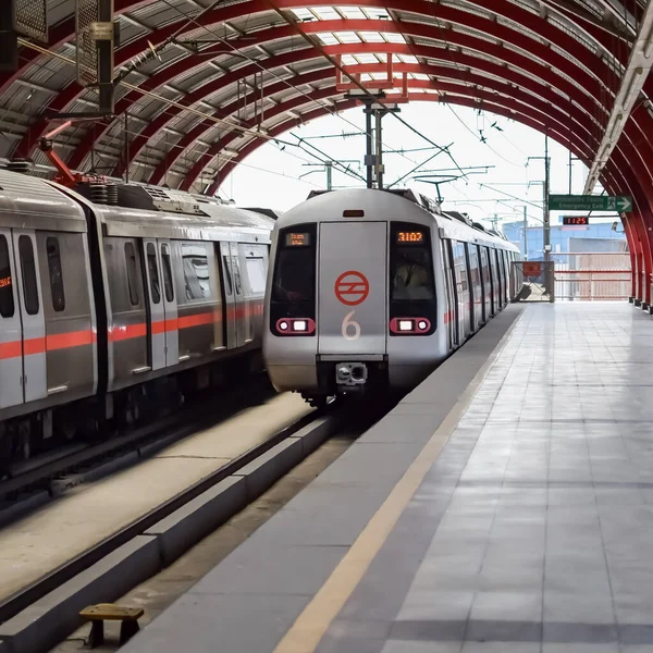 Yeni Delhi Hindistan - 09 Ekim 2023 - Delhi Metro treni Yeni Delhi, Hindistan, Asya 'daki Jhandewalan metro istasyonuna varıyor.