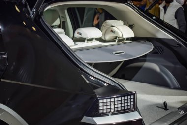 Noida, Uttar Pradesh, Hindistan, 28 Kasım 2023 - Otomobil Fuarı 2023 'te sergilenen tamamen otonom elektrik, dizel ve benzin otomobili. Otomobil geleceği için tasarlanmış yaratıcı bir araba.