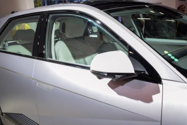 Noida, Uttar Pradesh, Hindistan, 28 Kasım 2023 - Otomobil Fuarı 2023 'te sergilenen tamamen otonom elektrik, dizel ve benzin otomobili. Otomobil geleceği için tasarlanmış yaratıcı bir araba.