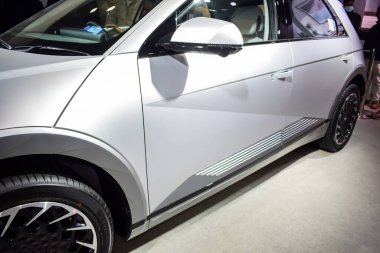 Noida, Uttar Pradesh, Hindistan, 28 Kasım 2023 - Otomobil Fuarı 2023 'te sergilenen tamamen otonom elektrik, dizel ve benzin otomobili. Otomobil geleceği için tasarlanmış yaratıcı bir araba.