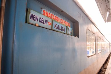 Kalka, Haryana, Hindistan 14 Mayıs 2023 - Oyuncak treninin gündüz Kalka Shimla 'dan geçtiği Kalka tren istasyonunun görüntüsü, Oyuncak tren istasyonu, Hint tren yolu kavşağı, ağır sanayi