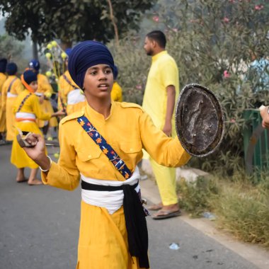 Delhi, Hindistan, 2 Ekim 2023 - Doğu Delhi bölgesinde Guru Nanak Dev, Nagar Kirtan 'ın doğum günü dolayısıyla geleneksel Nagar Kirtan, geleneksel Nagar geçit töreninde Sihler gatka ve dövüş sanatları sergiliyor