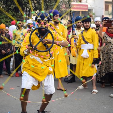 Delhi, Hindistan, 2 Ekim 2023 - Doğu Delhi bölgesinde Guru Nanak Dev, Nagar Kirtan 'ın doğum günü dolayısıyla geleneksel Nagar Kirtan, geleneksel Nagar geçit töreninde Sihler gatka ve dövüş sanatları sergiliyor