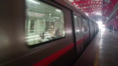 Yeni Delhi Hindistan - 09 Ekim 2023 - Delhi Metro treni Yeni Delhi, Hindistan, Asya 'daki Jhandewalan metro istasyonuna varıyor.