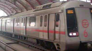 Yeni Delhi Hindistan - 09 Ekim 2023 - Delhi Metro treni Yeni Delhi, Hindistan, Asya 'daki Jhandewalan metro istasyonuna varıyor.