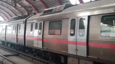 Yeni Delhi Hindistan - 09 Ekim 2023 - Delhi Metro treni Yeni Delhi, Hindistan, Asya 'daki Jhandewalan metro istasyonuna varıyor.