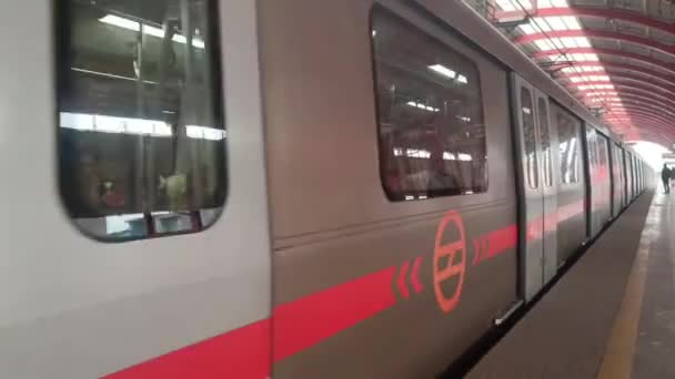New Delhi Indie Października 2023 Delhi Metro Pociąg Przybywających Stacji — Wideo stockowe