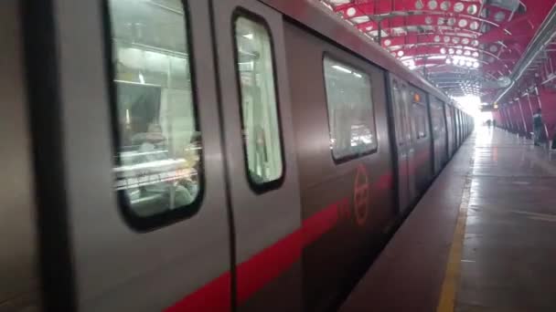 Нью Делі Індія Жовтня 2023 Поїзд Метро Делі Прибуває Станцію — стокове відео