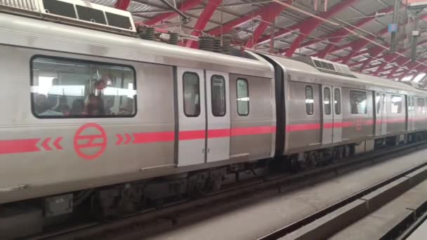 印度新德里 2023年10月9日 德里地铁到达印度新德里的Jhandewalan地铁站 亚洲的Jhandewalan地铁站 — 图库视频影像