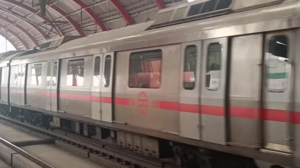 New Delhi India October 2023 Delhi Metro Train Arriving Jhandewalan — Stock Video