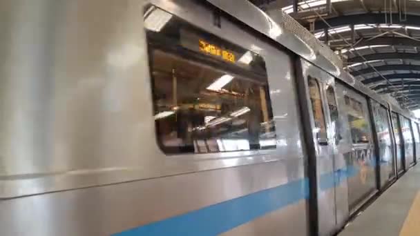 Nuova Delhi India Ottobre 2023 Treno Della Metropolitana Delhi Arriva — Video Stock