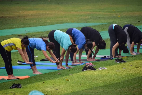 Yeni Delhi, Hindistan, 21 Haziran 2023 - Uluslararası Yoga Günü 'nde Delhi' deki Yamuna Spor Kompleksi 'nde grup Yoga egzersiz oturumu, kriket stadyumunda yoga derslerine katılan büyük bir grup yetişkin