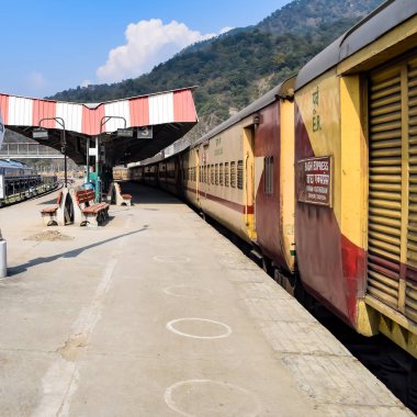 Kathgodam, Uttarakhand, Hindistan, 25 Eylül 2023 - Kathgodam tren istasyonunda sabah saatlerinde Hint tren istasyonu, Kathgodam, Uttarakhand tren istasyonu