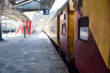 Kathgodam, Uttarakhand, Hindistan, 25 Eylül 2023 - Kathgodam tren istasyonunda sabah saatlerinde Hint tren istasyonu, Kathgodam, Uttarakhand tren istasyonu