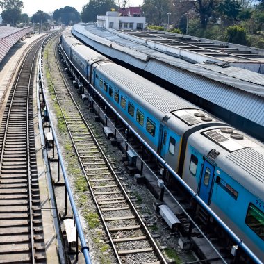 Kathgodam, Uttarakhand, Hindistan, 25 Eylül 2023 - Kathgodam tren istasyonunda sabah saatlerinde Hint tren istasyonu, Kathgodam, Uttarakhand tren istasyonu