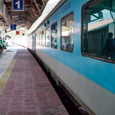 Kathgodam, Uttarakhand, Hindistan, 25 Eylül 2023 - Kathgodam tren istasyonunda sabah saatlerinde Hint tren istasyonu, Kathgodam, Uttarakhand tren istasyonu