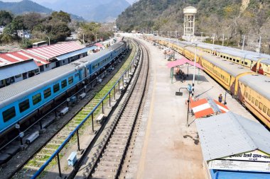 Kathgodam, Uttarakhand, Hindistan, 25 Eylül 2023 - Kathgodam tren istasyonunda sabah saatlerinde Hint tren istasyonu, Kathgodam, Uttarakhand tren istasyonu