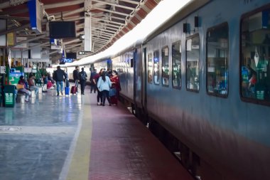 Kathgodam, Uttarakhand, Hindistan, 25 Eylül 2023 - Kathgodam tren istasyonunda sabah saatlerinde Hint tren istasyonu, Kathgodam, Uttarakhand tren istasyonu