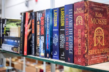 Yeni Delhi, Hindistan, Eylül 09 2023 - Delhi Uluslararası Kitap Fuarı 'ndaki bir kitap standında raflarda bulunan çeşitli kitaplar, Yıllık Kitap Fuarı' nda sergilenen kitaplar.
