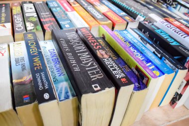 Yeni Delhi, Hindistan, Eylül 09 2023 - Delhi Uluslararası Kitap Fuarı 'ndaki bir kitap standında raflarda bulunan çeşitli kitaplar, Yıllık Kitap Fuarı' nda sergilenen kitaplar.