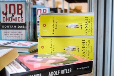 Yeni Delhi, Hindistan, Eylül 09 2023 - Delhi Uluslararası Kitap Fuarı 'ndaki bir kitap standında raflarda bulunan çeşitli kitaplar, Yıllık Kitap Fuarı' nda sergilenen kitaplar.