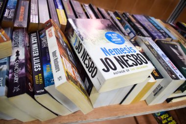 Yeni Delhi, Hindistan, Eylül 09 2023 - Delhi Uluslararası Kitap Fuarı 'ndaki bir kitap standında raflarda bulunan çeşitli kitaplar, Yıllık Kitap Fuarı' nda sergilenen kitaplar.