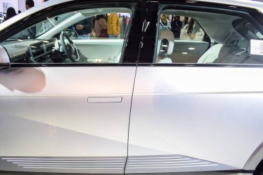 Noida, Uttar Pradesh, Hindistan, 28 Kasım 2023 - Otomobil Fuarı 2023 'te sergilenen tamamen otonom elektrik, dizel ve benzin otomobili. Otomobil geleceği için tasarlanmış yaratıcı bir araba.