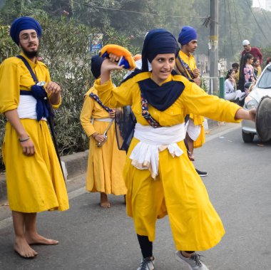 Delhi, Hindistan, 2 Ekim 2023 - Doğu Delhi bölgesinde Guru Nanak Dev, Nagar Kirtan 'ın doğum günü dolayısıyla geleneksel Nagar Kirtan, geleneksel Nagar geçit töreninde Sihler gatka ve dövüş sanatları sergiliyor