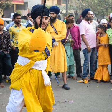 Delhi, Hindistan, 2 Ekim 2023 - Doğu Delhi bölgesinde Guru Nanak Dev, Nagar Kirtan 'ın doğum günü dolayısıyla geleneksel Nagar Kirtan, geleneksel Nagar geçit töreninde Sihler gatka ve dövüş sanatları sergiliyor
