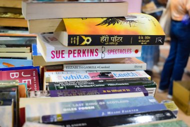 Yeni Delhi, Hindistan, Eylül 09 2023 - Delhi Uluslararası Kitap Fuarı 'ndaki bir kitap standında raflarda bulunan çeşitli kitaplar, Yıllık Kitap Fuarı' nda sergilenen kitaplar.