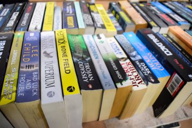 Yeni Delhi, Hindistan, Eylül 09 2023 - Delhi Uluslararası Kitap Fuarı 'ndaki bir kitap standında raflarda bulunan çeşitli kitaplar, Yıllık Kitap Fuarı' nda sergilenen kitaplar.