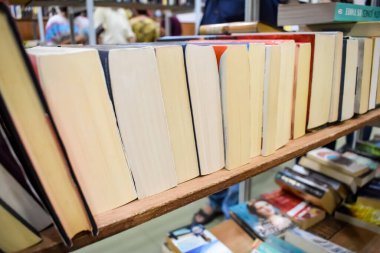 Yeni Delhi, Hindistan, Eylül 09 2023 - Delhi Uluslararası Kitap Fuarı 'ndaki bir kitap standında raflarda bulunan çeşitli kitaplar, Yıllık Kitap Fuarı' nda sergilenen kitaplar.