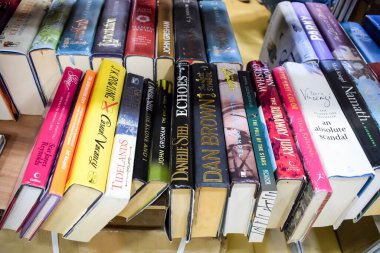 Yeni Delhi, Hindistan, Eylül 09 2023 - Delhi Uluslararası Kitap Fuarı 'ndaki bir kitap standında raflarda bulunan çeşitli kitaplar, Yıllık Kitap Fuarı' nda sergilenen kitaplar.