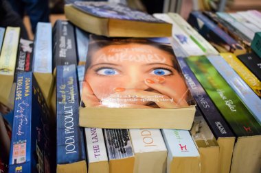 Yeni Delhi, Hindistan, Eylül 09 2023 - Delhi Uluslararası Kitap Fuarı 'ndaki bir kitap standında raflarda bulunan çeşitli kitaplar, Yıllık Kitap Fuarı' nda sergilenen kitaplar.