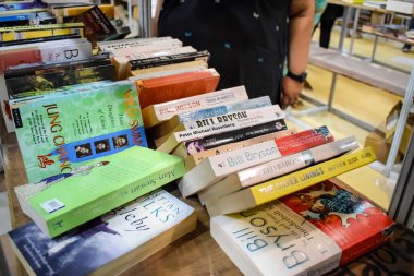 Yeni Delhi, Hindistan, Eylül 09 2023 - Delhi Uluslararası Kitap Fuarı 'ndaki bir kitap standında raflarda bulunan çeşitli kitaplar, Yıllık Kitap Fuarı' nda sergilenen kitaplar.