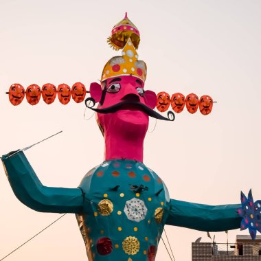 Ravnans 'ın Dussera festivali sırasında Hindistan, Delhi' de Ramleela 'da alevlenmesi, Dussera Fuarı sırasında Lord Rama' nın zaferini kutlamak için Ravana 'nın büyük heykeli ateşe verilmesi.