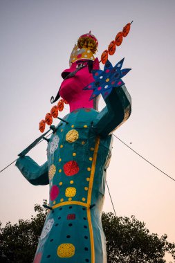 Ravnans 'ın Dussera festivali sırasında Hindistan, Delhi' de Ramleela 'da alevlenmesi, Dussera Fuarı sırasında Lord Rama' nın zaferini kutlamak için Ravana 'nın büyük heykeli ateşe verilmesi.