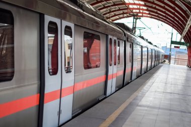 Yeni Delhi Hindistan - 09 Ekim 2023 - Delhi Metro treni Yeni Delhi, Hindistan, Asya 'daki Jhandewalan metro istasyonuna varıyor.